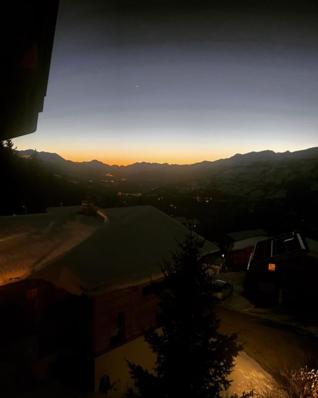 Sunset vibes @lesarcs 
#wanderfullife #coliving #colivingtouristic #share #community #travel #mountains #sunset #view #workation #vacation #weekend
