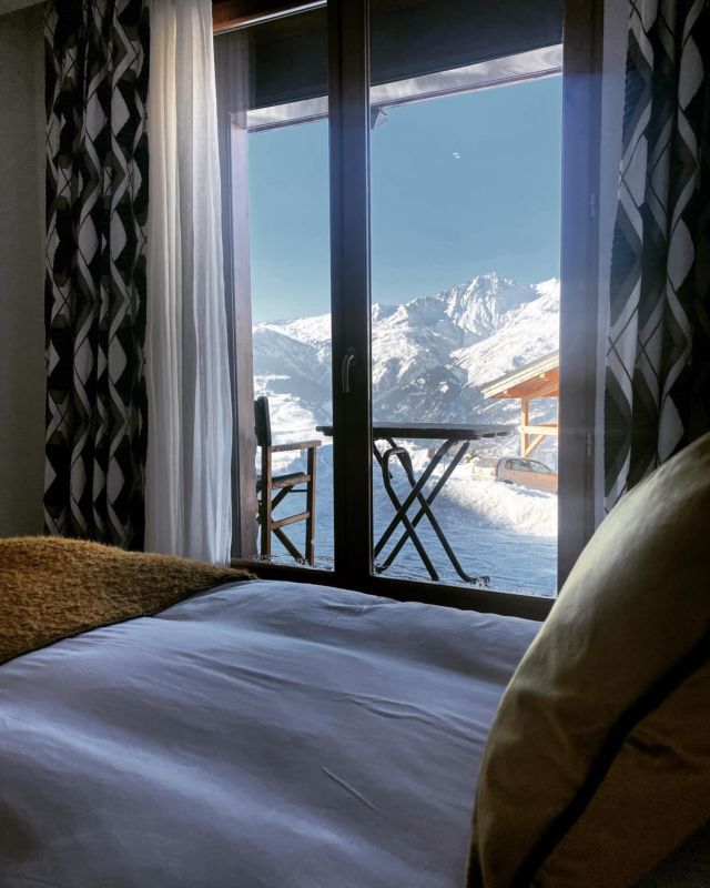 Wake up with a  the view…
#wanderfullife #lesarcs #coliving #colivingtouristique #mountains #chalet #community #lifestyle #share #travel #holidays #weekend #workation